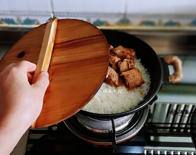 煲仔饭在家做用料实在方法简单，饭香锅巴酥脆，菜肉搭配营养均衡