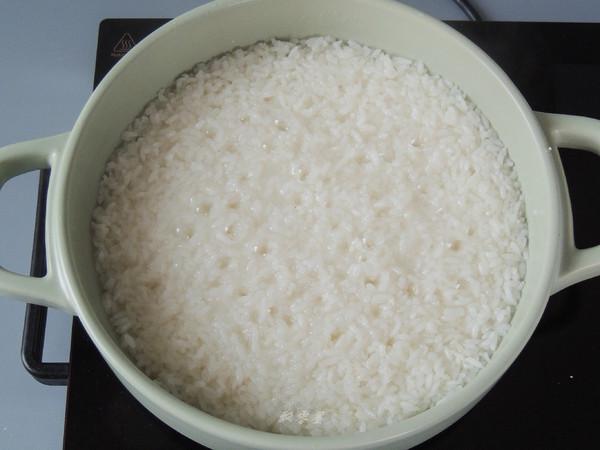 香肠煲仔饭很多人吃过不会做，教你简单做法，色泽金黄，香而不腻