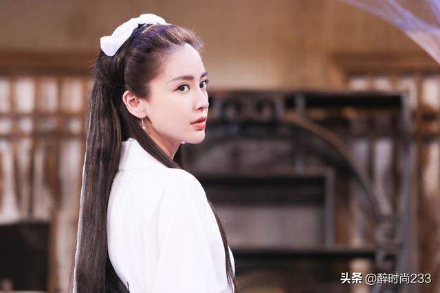 杨颖版“小龙女”美出新高度，一袭白衣仙气飘飘，不输李若彤