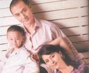 53岁何音近照，与黄志忠离婚9年，跟儿子相依为