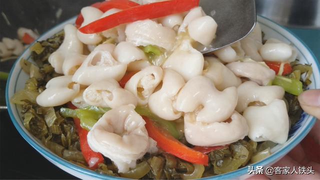 客家人炒猪大肠从不直接下锅炒，想要开胃好吃，这一步一定不能省