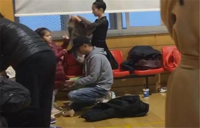 文章现身机场，眼神呆滞像油腻大叔，反观马伊