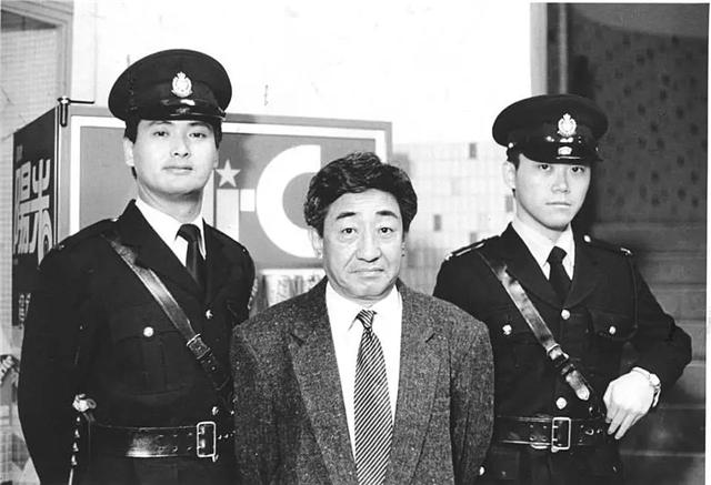 �ư���2��д������Ϸ��������û��һ��̨�ʣ������ж���һ����