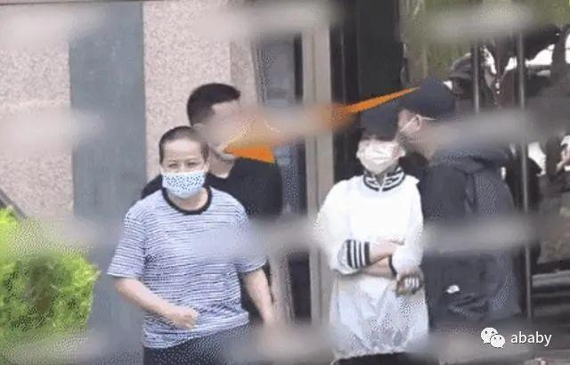 岳云鹏老婆生病住院头发掉光，粉丝捏把汗很担