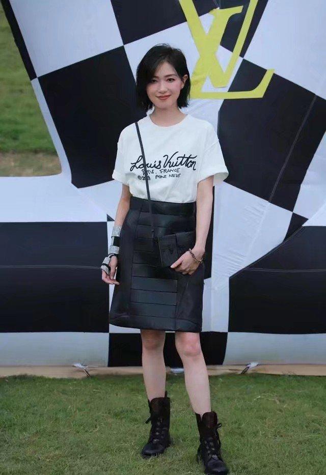 回应|吴亦凡回应背玩偶走秀太累帅气中又有点好笑被挟持了你就眨眨眼