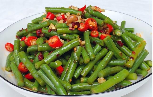 夏日里没胃口怎么办，开胃凉拌豇豆来一份，清凉低脂让你清爽一夏