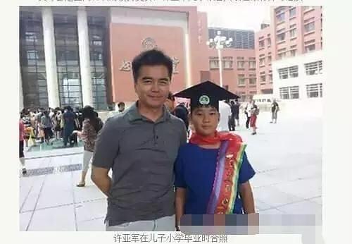 许亚军和何晴的儿子男大十八变，比童年帅气，但被吐槽像东南亚人