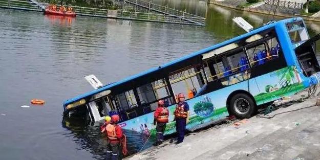 安顺坠湖公交后续：事发当天司机老宅遭拆除，邻居见其闯入受阻