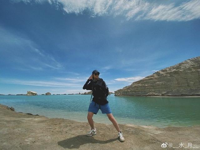 杨丽萍徒弟和爱人蜜月旅行，甜蜜互拍撒糖，水月甜蜜表白：你最棒