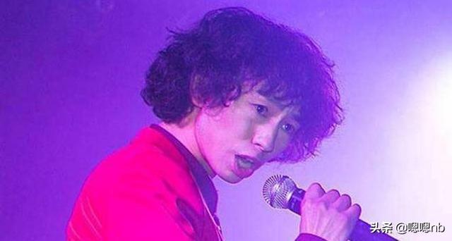 曾因一首神曲爆红，膨胀到连父母都不认，开演唱会加保安才21人