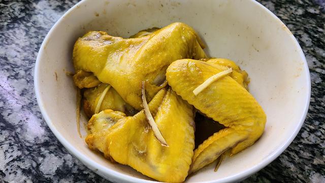 爱吃鸡翅试试这个做法，家人吃了都说好，简单美味又好吃