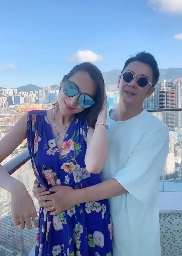 陈浩民夫妇热舞如俩假人，男方手放错位置猛推