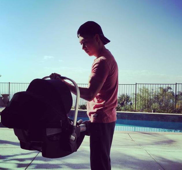 李小鹏和儿女劈叉，纪念北京奥运十二周年，八岁奥莉腿长已超爸爸