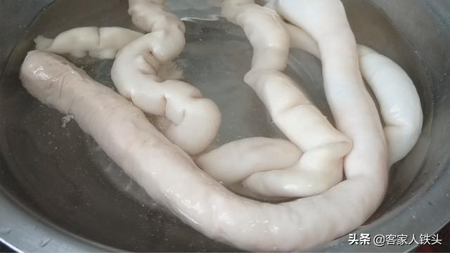 客家人炒猪大肠从不直接下锅炒，想要开胃好吃，这一步一定不能省