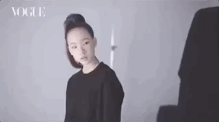 小s三个女儿一起拍广告同框比美，个个高冷自信，镜头感十足