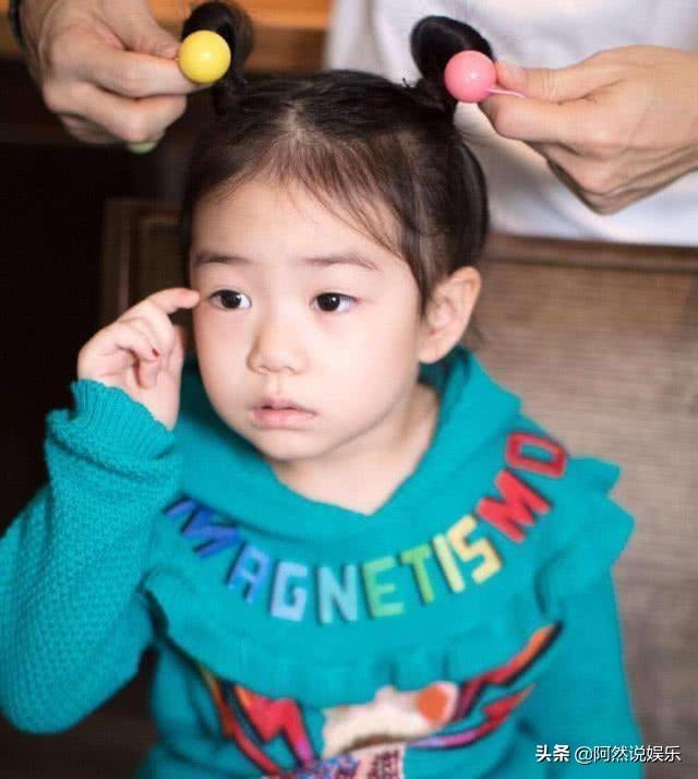 戚薇女儿VS李小璐女儿，穿衣打扮天差地别，***风格决定一切