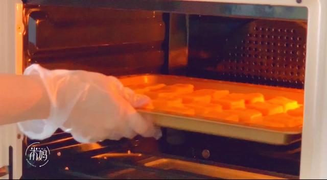 别直接吃咸蛋黄了，教你用咸蛋黄来做饼干，香浓酥脆，越吃越香