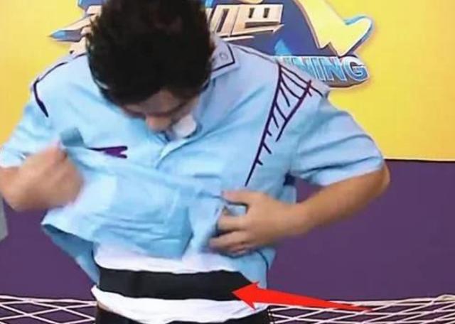 对着镜头“整理”衣服，女艺人没啥，李晨被字幕组警告