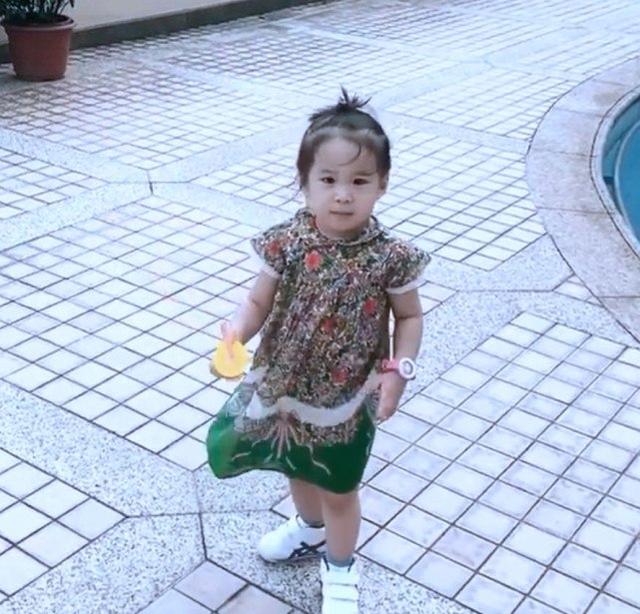 何超莲送别赌王后首更新动态，曝光窦骁入住三太豪宅同居“试婚”