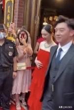 合体|郑恺苗苗合体现身宁波 苗苗身材发福胖一圈手摸肚子满脸幸福