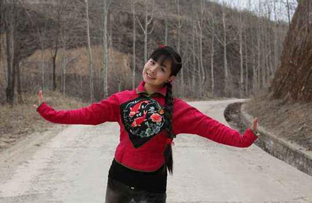 她是国家一级演员，回老家却毫无架子，下地干