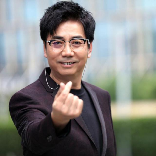 56岁范明：娶了大他6岁的女总裁，其豪宅犹如城堡一般，令人羡慕