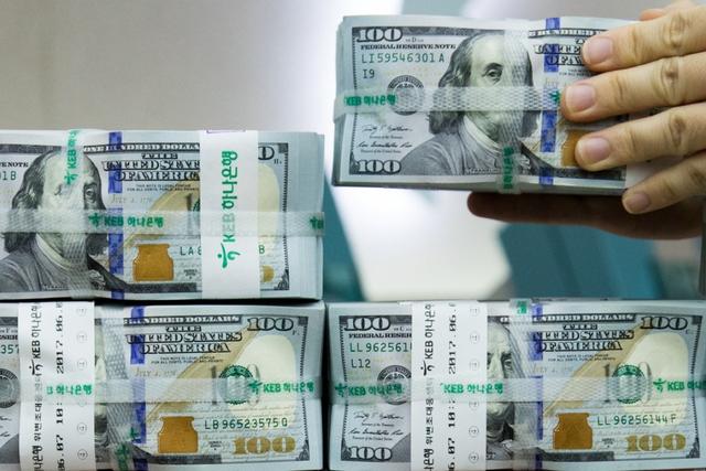 俄上千亿美元国债快抛光，全力买入大批黄金，给我们也提了个醒