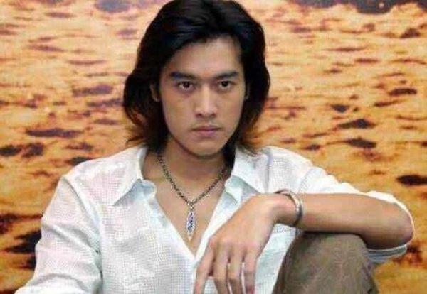 曾经是万千少女心中男神 因亲眼看到女友车祸死