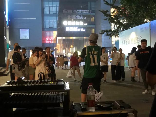 商场“接招”地摊经济，不但hold住而且还火了？