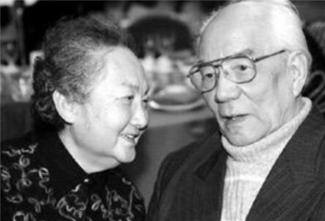 37年前是兄妹，37年后是夫妻，俩人相伴40年，外