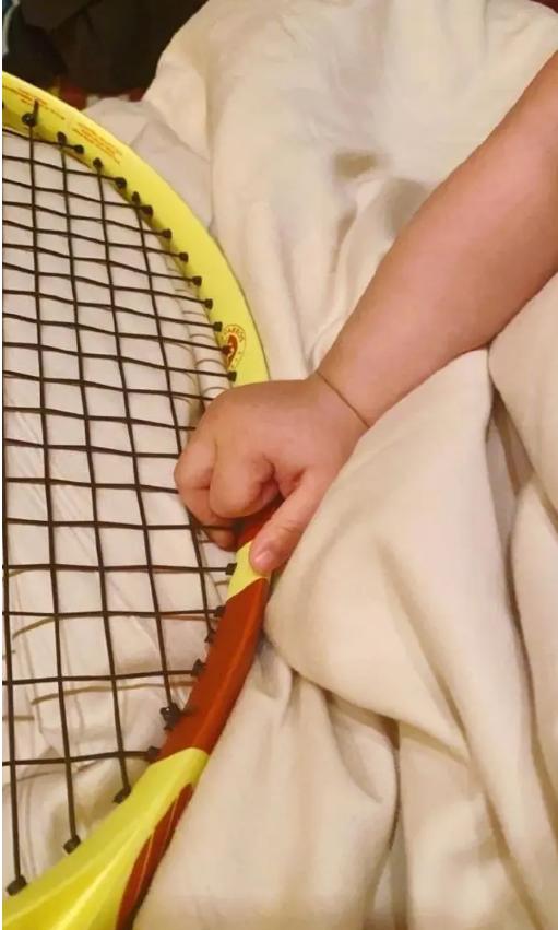 何猷君又思念父亲，晒出赌王长孙手拿球拍，小手肉嘟嘟力气大