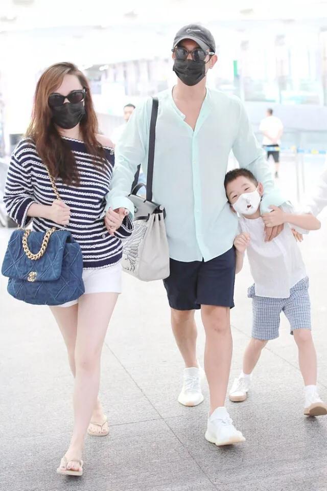 杜江一手牵老婆一手牵儿子堪称人生赢家，嗯哼一路放飞自我超搞笑