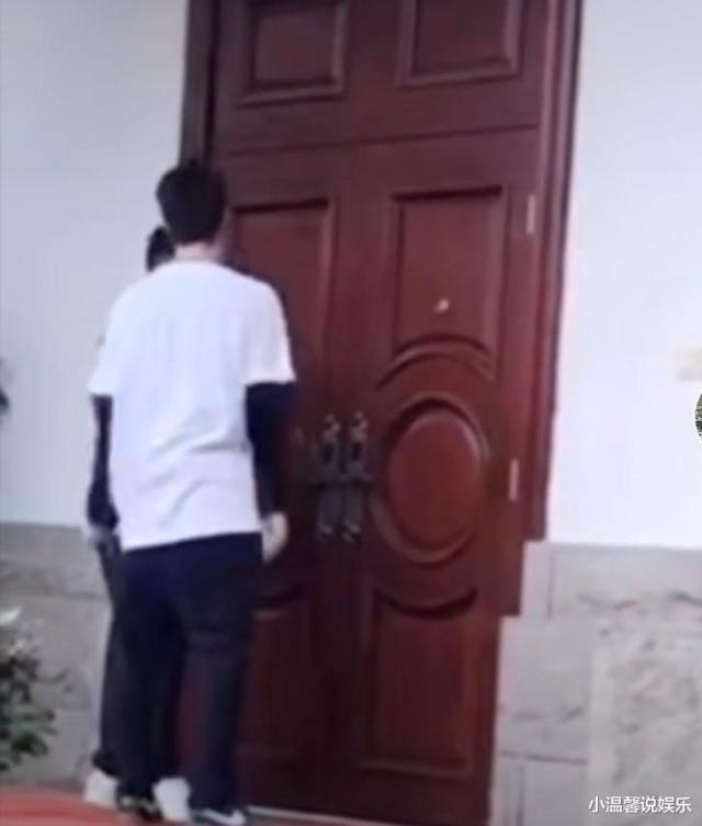 王一博和汪涵回别墅录节目！在门口手舞足蹈，没人开门不停按门铃