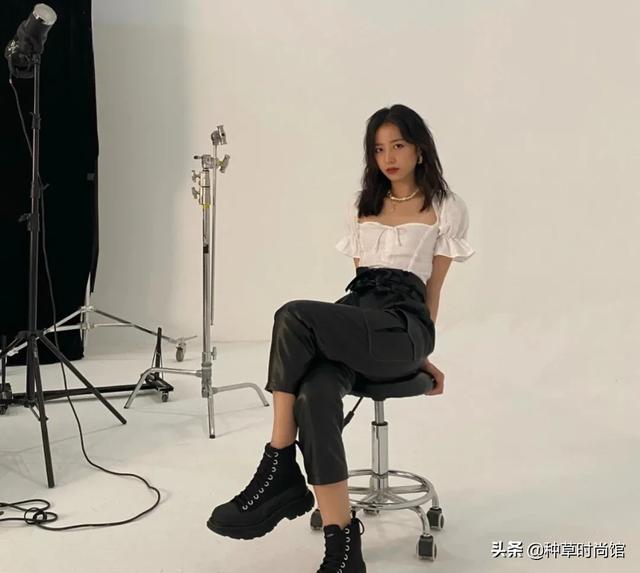 别再跟风穿T恤了，今年巨流行的“短袖”长这样