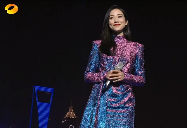 芒果五四晚会主持一言难尽：女主持总卡壳，刘涛别扭，只能靠何炅