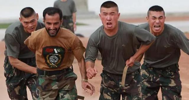 中巴友谊有多深？巴基斯坦兄弟越过国界线，喊