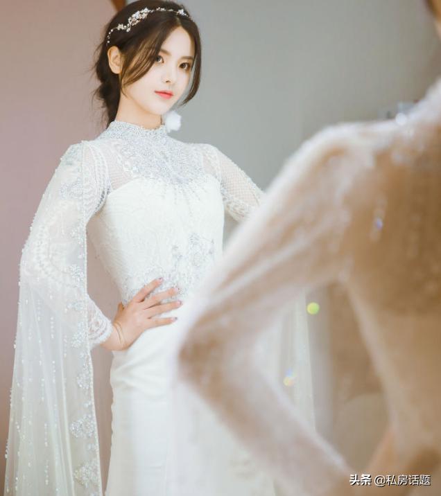 杨超越和鞠婧祎，一个初恋脸，一个高冷脸，你喜欢哪一个