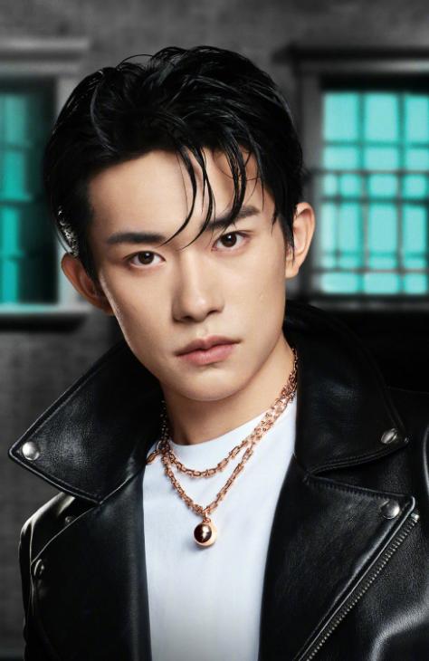 19岁易烊千玺终于对“湿发”下手了，看清效果，