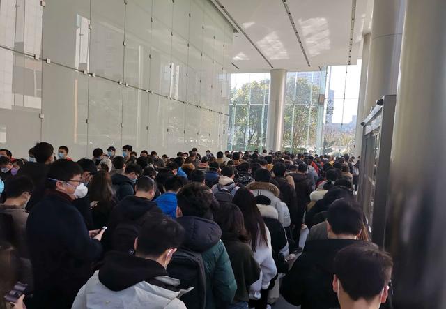 大灾大难前，曹德旺的反应，打脸所有要钱企业