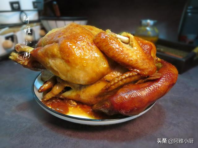 把1只鸡扔进电饭煲，不用放一滴水和油，出锅比烤鸡还好吃，真香