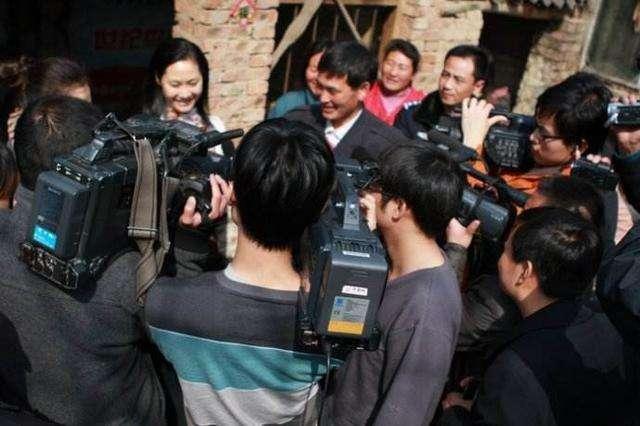 在“大衣哥”的门前，看到了人性的丑陋，朱之