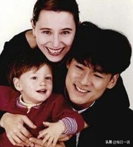 周华健30岁儿子罕见露面，笑起来神似父亲，混血都这么好看？