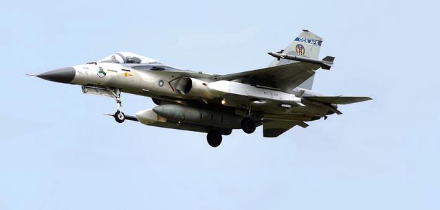 中国台湾IDF战斗机，还能给中国大陆军机伴飞多久？