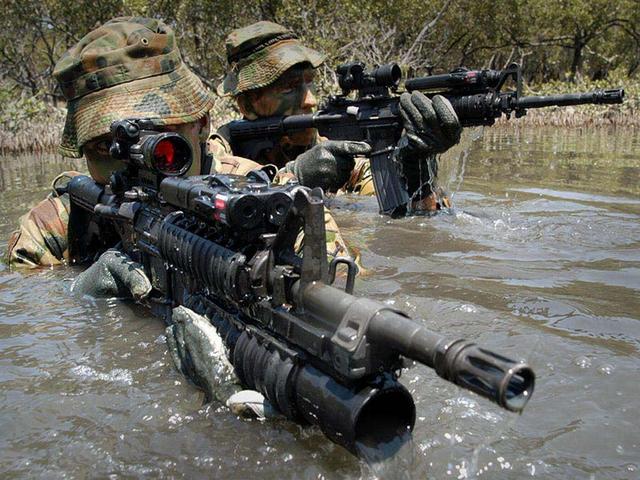 为何普通士兵战场捡枪被禁止，特种兵就可以？