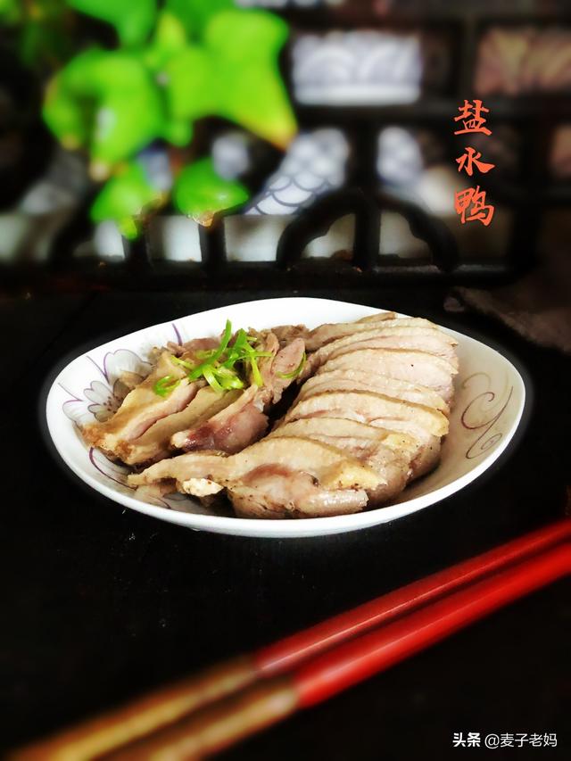 夏天不妨多吃鸭子，只需三步就能做出香、酥、嫩的盐水鸭，试试吧