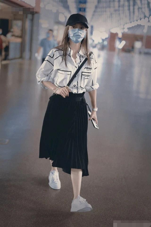 Baby带“菜刀”现身机场？提裙子时将“菜刀”别