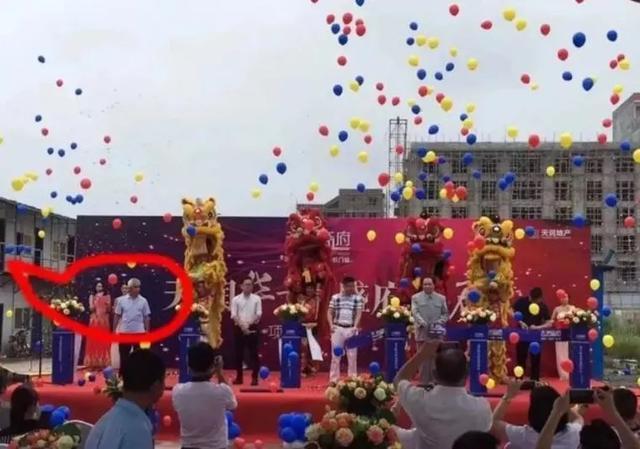 21年生15个孩子，75岁老汉成网红，如今一家17口过