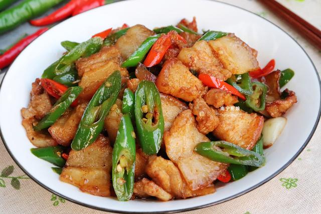 辣椒炒肉时，先炒肉还是辣椒？教你正确做法，肉质酥香不腻特下饭