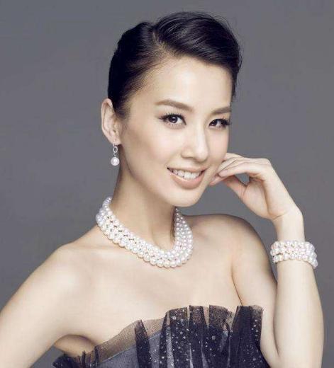 【静的】黄圣依看伊能静的表情 两人关系显露无疑是作秀还是真事？