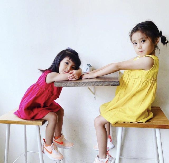 贾静雯晒母女同框，咘咘亲吻妈妈很粘人，3岁波妞门牙脱落好抢镜